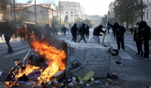 Κουκουλοφόροι διαλύουν το κέντρο της Αθήνας -Απούσα η αστυνομία