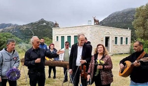 Από τα λαϊκά έθιμα στη σύγχρονη πραγματικότητα - Πρωτομαγιά με τραγούδι στη Νάξο (βίντεο)