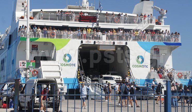 Εντυπωσιακές εικόνες από την «απόβαση» τουριστών στην Πάρο! Κατά χιλιάδες φτάνουν καθημερινά με πλοία στο λιμάνι του νησιού…(Βίντεο)