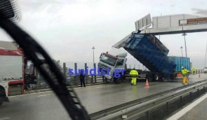 Γέφυρα Ρίου-Αντιρρίου: Καρότσα νταλίκας καρφώθηκε σε πινακίδα