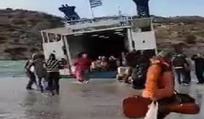 «Γκραν Γκινιόλ» στο Αιγαίο! Σκηνές αλλοφροσύνης με πλοίο στο τρικυμισμένο λιμάνι της Σχοινούσας (Βίντεο)