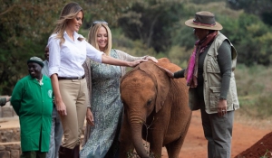 Η Μελάνια Τραμπ με σαφάρι look ταΐζει μικρούς ελέφαντες στην Κένυα