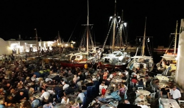Μια μεγάλη αγκαλιά από σκαριά και κόσμο το λιμανάκι της Νάουσας Πάρου