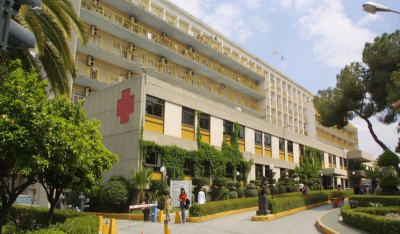 Τραγωδία στην Καλλιθέα: 7χρονη πήγε να πιάσει μια μπάλα από το μπαλκόνι και πέρασε μέσα από την τζαμαρία (βίντεο)