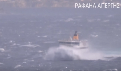 Μάχη του Blue Star Paros με τα κύματα στο "Στενό Τήνου - Μυκόνου" (Βίντεο)