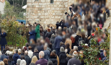 Αγιος Στέφανος: Αδιανόητες εικόνες συνωστισμού στην εξόδιο ακολουθία αρχιμανδρίτη