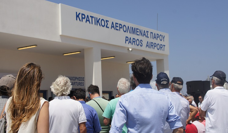 Πάρος: 9θέσιο ταξί σε… «ρόλο» αίθουσας αναμονής αεροδρομίου για τουρίστες!