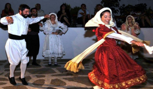 Μουσική, έθιμα, δρώμενα και παραδοσιακός χορός στη Νάουσα Λέσβος-Κύθηρα-Βουρλά-Πάρος