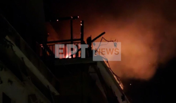 Πυρκαγιά σε διαμέρισμα στο κέντρο της Αθήνα – Στο νοσοκομείο με εγκαύματα ο ένοικος (βίντεο)