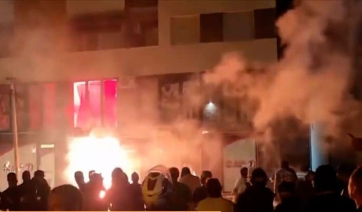 Σερβία: Νέα βίαια επεισόδια - Πυρπόλησαν γραφεία του κυβερνητικού κόμματος (βίντεο)