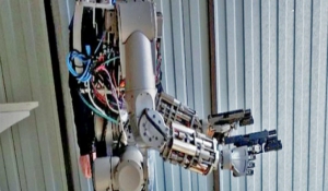 Οι Ρώσοι εκπαιδεύουν ρομπότ να πυροβολεί με τα δυο χέρια