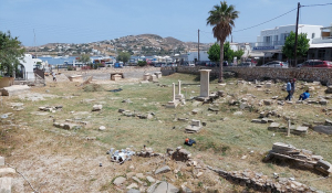 Πάρος: Καθαρισμός και νέος φωτισμός στο αρχαίο νεκροταφείο της Παροικίας
