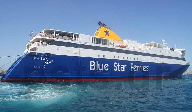 Μάχη με τα κύματα: Το Blue Star Naxos πλέει κόντρα στους χειμωνιάτικους βοριάδες [βίντεο]