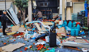 Αιγάλεω: Βομβαρδισμένο τοπίο από την έκρηξη σε κατάστημα με φιάλες υγραερίου - Δύο τραυματίες