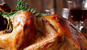 Ζουμερή, καλοψημένη γαλοπούλα γεμιστή με αρωματικό βούτυρο (Βίντεο)