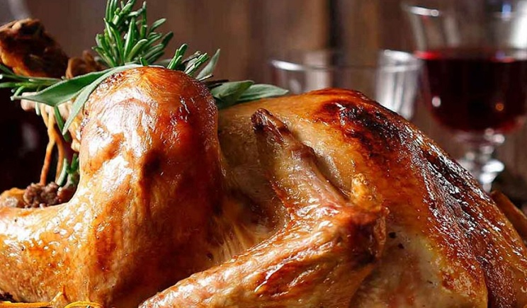 Ζουμερή, καλοψημένη γαλοπούλα γεμιστή με αρωματικό βούτυρο (Βίντεο)