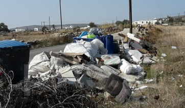 Πάρος: Μεγάλη σε μήκος και πλάτος χωματερή μέσα σε δρόμο – Επικίνδυνη η διέλευση