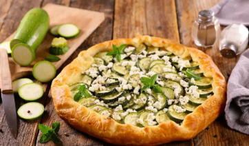 Συνταγή για καλοκαιρινή τάρτα με κολοκύθια ανθότυρο και δυόσμο