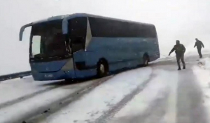 Λεωφορείο με μαθητές από τη Μύκονο εγκλωβίστηκε στα χιόνια προς το Βελούχι! (Βίντεο)