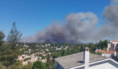 Φωτιά στη Σταμάτα κοντά σε σπίτια - Εκκενώνονται Αμυγδαλέζα, Γαλήνη και Ροδόπολη, «112» για καπνούς στον Διόνυσο