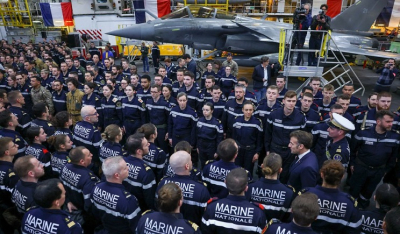 Ο Εμανουέλ Μακρόν τραγούδησε τη «Μασσαλιώτιδα» με τους ναύτες στο «Charles de Gaulle» [βίντεο]