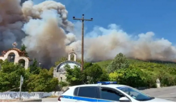 Νέα μεγάλη φωτιά στα Βίλια: Κινδυνεύουν σπίτια - Εκκενώνεται προληπτικά ο οικισμός της Κάζας