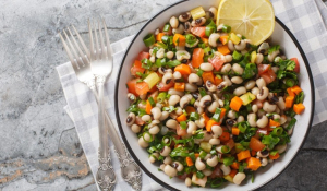 Συνταγή για αρωματική σαλάτα με μαυρομάτικα -Πεντανόστιμα, βράζουν σε 30 λεπτά