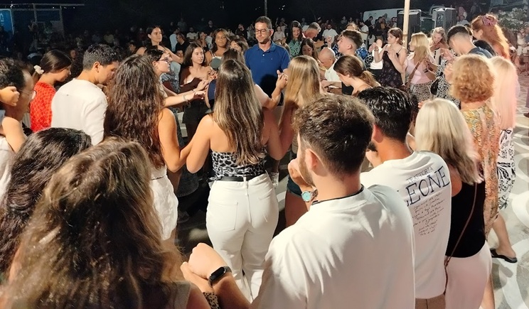Γιατί τα νησιώτικα πανηγύρια προσελκύουν τους νέους (βίντεο)