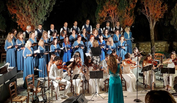 Πάρος: Ένας «ποταμός» αγαπημένων μελωδιών στις Λεύκες! – Μουσική συνεύρεση Πάρου και Πειραιά