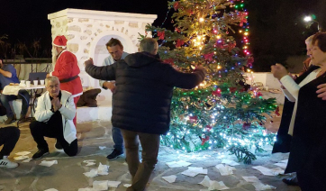 Πάρος – Δρυός: Η νησιώτικη ψυχή «συντονίστηκε» στο ρυθμό του αλέγρου μπάλου - Η Χριστουγεννιάτικη φωταγώγηση που εξελίχθηκε σε παραδοσιακό γλέντι! (Βίντεο)