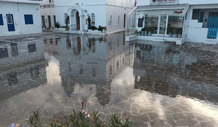 Πάρος: H θάλασσα που ξεχύθηκε στη στεριά πλημμύρισε πλατεία του νησιού (Βίντεο)