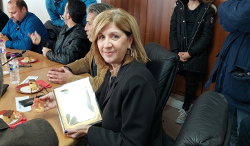 Πάρος: Τυχερή με το… καλημέρα στο νέο Δ.Σ! Δημοτική σύμβουλος κέρδισε το φλουρί της Βασιλόπιτας και δώρα από τα χέρια του Μητροπολίτη