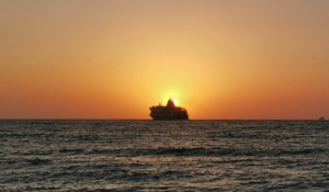 Ένα ανοιξιάτικο ηλιοβασίλεμα στα νερά της Πάρου! Στο βάθος το πλοίο, σκιά που «παίζει» στα χρώματα του ουρανού