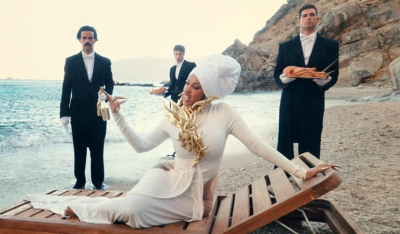 Cardi B: Γύρισε βίντεο κλιπ στη Μύκονο με τη συμμετοχή μοντέλου από το GNTM (βίντεο)