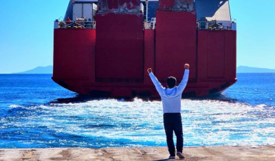 Το viral «αντίο» αγάπης στη Σίκινο: Ο δήμαρχος αποχαιρετά μαθητές με ανοιχτά χέρια (βίντεο)