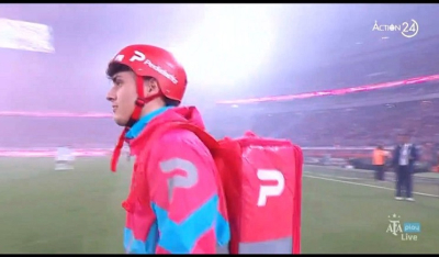 Ρασίνγκ - Εστουδιάντες | ''Διανομέας''... εισέβαλε στον αγωνιστικό χώρο πριν το μεγάλο τελικό (Βίντεο)