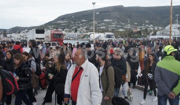 Τα πλοία της μεγάλης φυγής! Το αδιαχώρητο στο λιμάνι της Πάρου για την επιστροφή των εκδρομέων του Πάσχα…(Βίντεο)