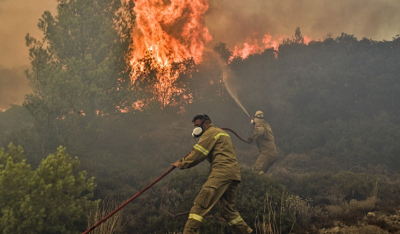 Μεγάλη φωτιά στη Φυλή: Εκκένωση προς Άνω Λιόσια - Καίγονται σπίτια (Βίντεο)