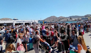 Πάρος: Νέες απίστευτες εικόνες από το κυκλοφοριακό χάος στο νησί (Βίντεο)