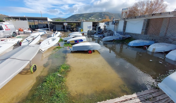 Πάρος: Απέραντη «λίμνη» έγινε ολόκληρη περιοχή – Πλημμύρισαν αθλητικές εγκαταστάσεις