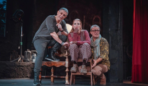 Απίστευτο περιστατικό στο θέατρο Αθηνών, όπου η αστυνομία «εισέβαλε» κατά τη διάρκεια της παράστασης «Cancel» (βίντεο)