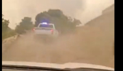 Φωτιά στην Μάνδρα: Βίντεο από την δραματική επιχείρηση εκκένωσης της ΕΛ.ΑΣ – «Πάμε γρήγορα, θα καούμε» (Βίντεο)