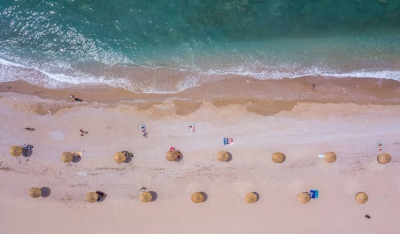 Αυξάνονται ομπρέλες και ξαπλώστρες, μειώνεται ο ελεύθερος χώρος στις παραλίες
