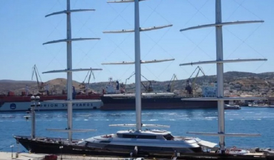 Εντυπωσιάζει το «Γεράκι της Μάλτας» στο λιμάνι της Ερμούπολης