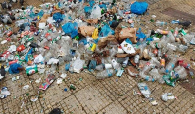 Κυψέλη: «Χωματερή» η πλατεία Γεωργίου μετά το κορονοπάρτι - Μάζεψαν 50 σακούλες σκουπίδια
