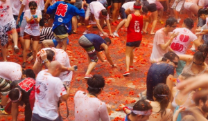 Ισπανία: Επανήλθε μετά από δυο χρόνια διακοπής η γιορτή «La Tomatina»