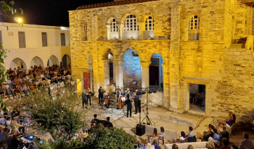 Πάρος: Aθάνατα έργα κλασικής μουσικής «πλημμύρισαν» το προαύλιο του Ι.Ν. Παναγίας Εκατονταπυλιανής (Βίντεο)