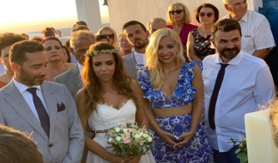 Ρομαντικός γάμος στην Αντίπαρο για τους δημοσιογράφους του ΣΚΑΪ και Star!