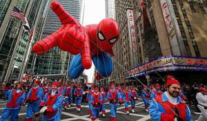 Παρέλαση Ευχαριστιών της Macy&#039;s: Μπαζ Λάιτγιαρ και Pac-Man πάνω από παγωμένη Νέα Υόρκη (Βίντεο)