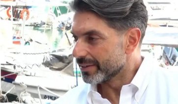 Σ. Μαρτίκας: Τι λέει για τα δημοσιεύματα για την παντρεμένη συνοδό του στην Πάρο (βίντεο)